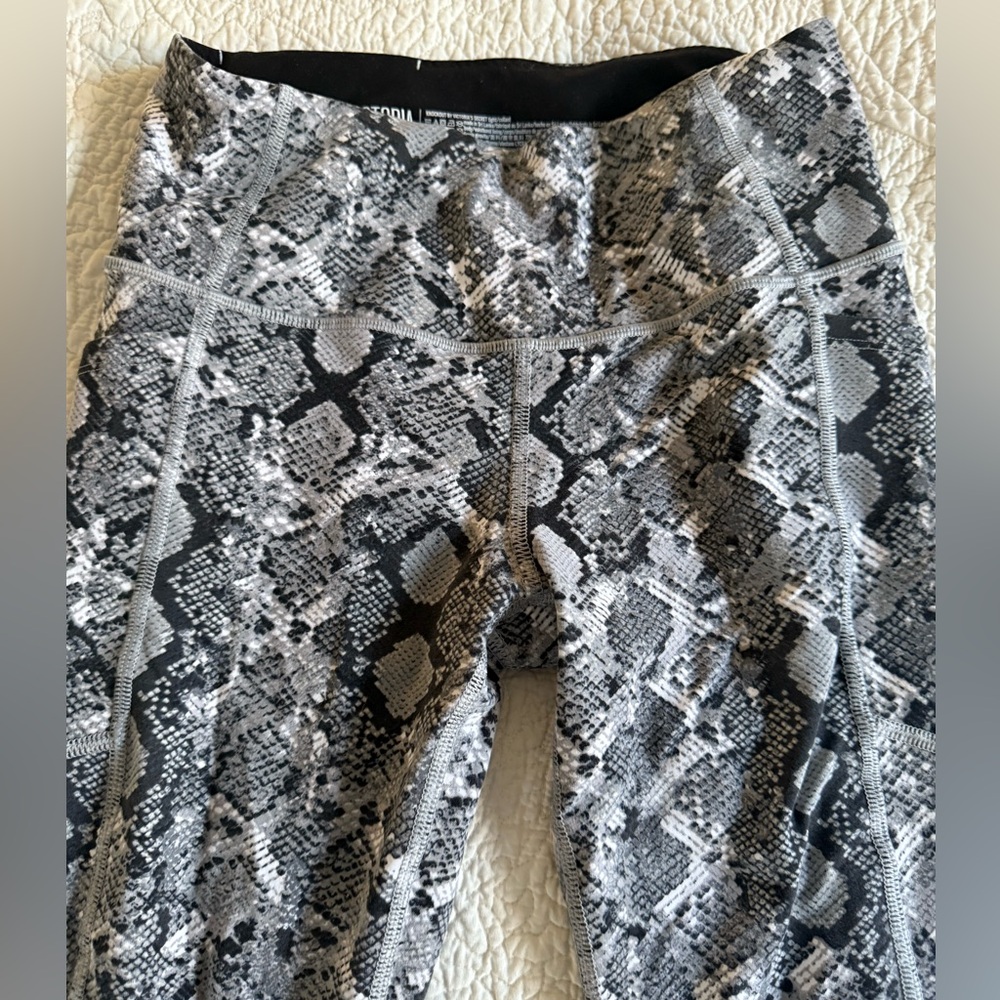 VICTORIA SPORT LEGGINGS SIZE SMALL